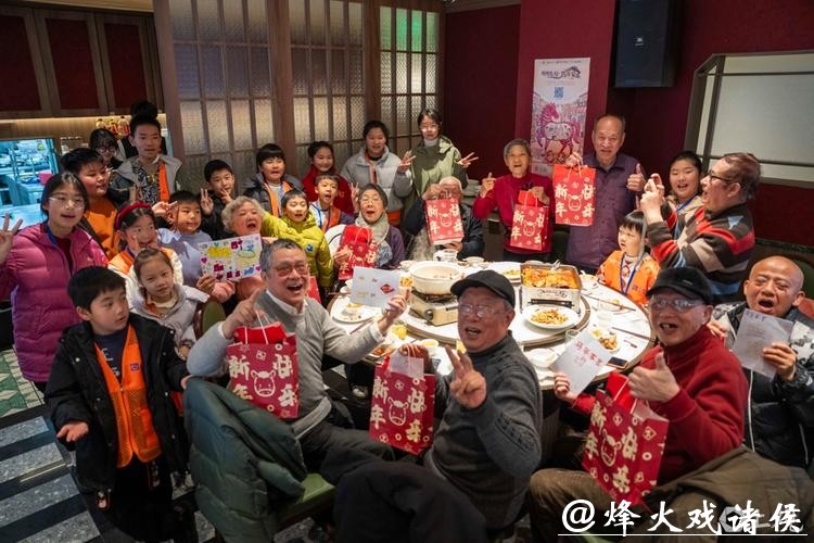 【城事】74岁奶奶的“饭局”：要连翘两个大拇指