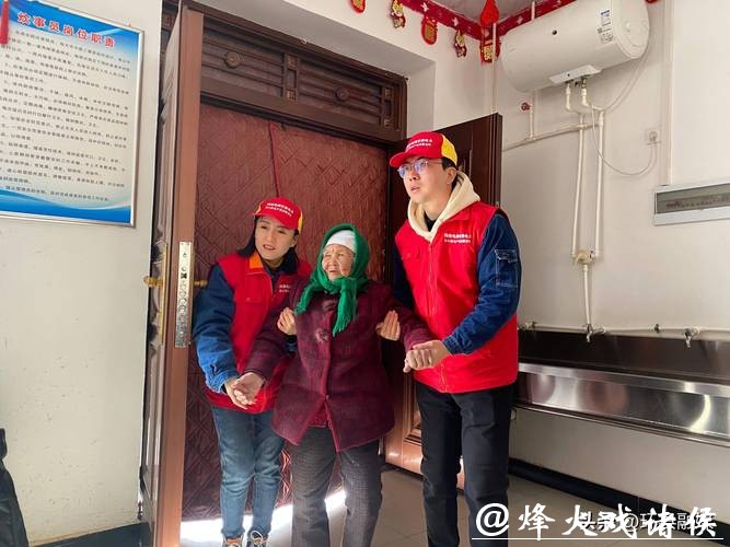 守护万家灯火！社区为280户孤老送年夜饭，为重点人群更换拖线板