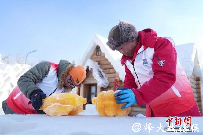 哈尔滨冰雪大世界全新打造“植物彩色冰村落” 哈尔滨冰雪大世界全新打造“植物彩色冰村落”